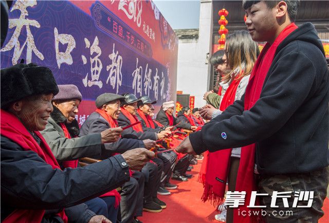 给压岁钱。