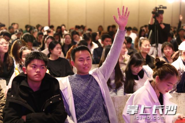 昨日,由温斯顿英语主办的第11届雅思盛典活动上,不少来自湖南高校的大一学生前来了解最新的雅思招考资讯,以期通过考试为未来镀金。