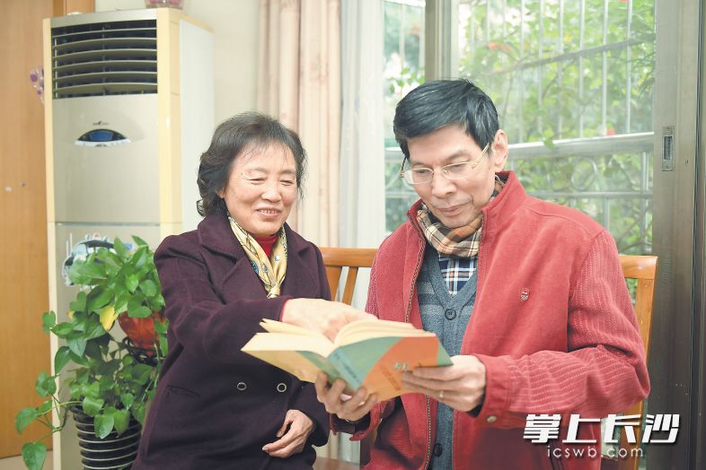 虽已时隔32年,但回想起当年连续4个月寻踪“吴发秦”的经历,吉任忠(左)、李德坤依旧记忆犹新,并为之感慨。 长沙晚报记者 黄启晴 摄 虽已时隔32年,但回想起当年连续4个月寻踪“吴发秦”的经历,吉任忠(左)、李德坤依旧记忆犹新,并为之感慨。 长沙晚报记者 黄启晴 摄