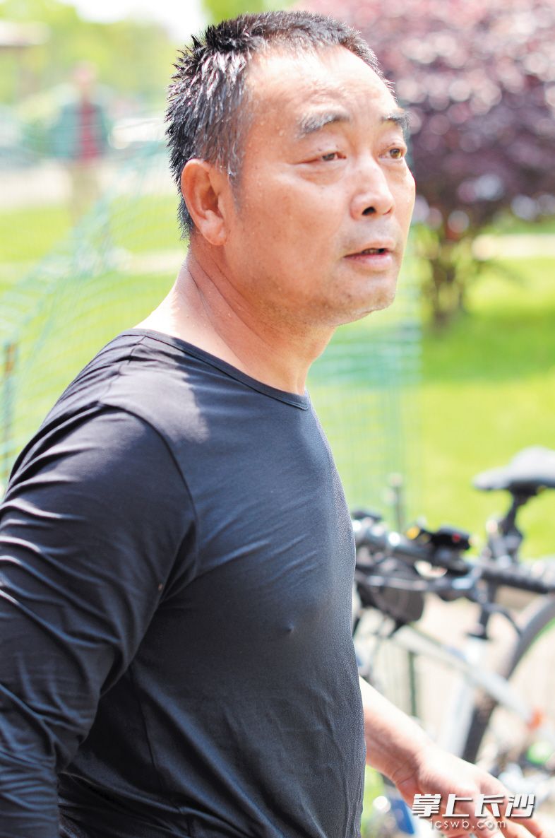 4月30日,邓湘洲救出两名溺水者上岸后,全身湿透,他默默离开了现场,被同行游客拍到。 长沙晚报通讯员 谢湘吉 摄