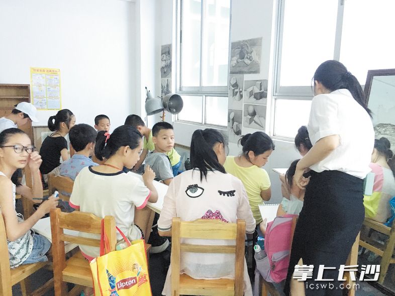 小朋友参加绘画培训。
