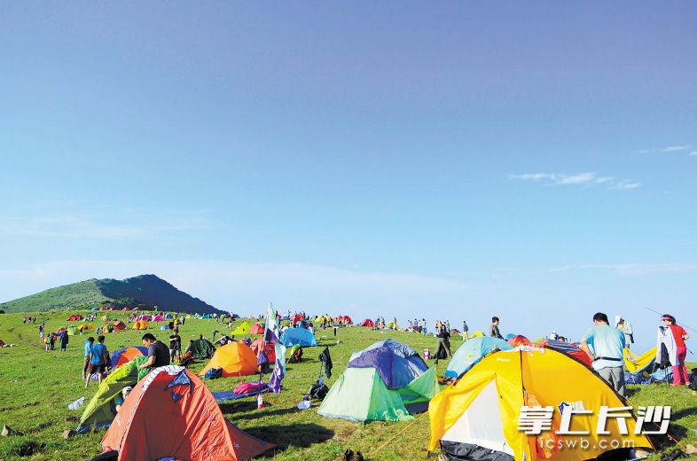 在今年的中国山地户外健身休闲大会一站活动中,驴友们忙着支帐篷。均为资料图片