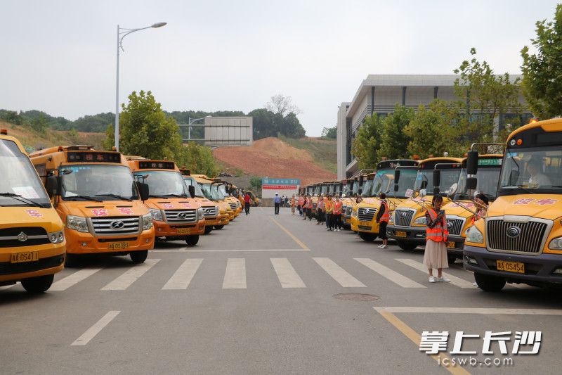 经检查,68台校车情况良好,未出现问题车辆。 经检查,68台校车情况良好,未出现问题车辆。