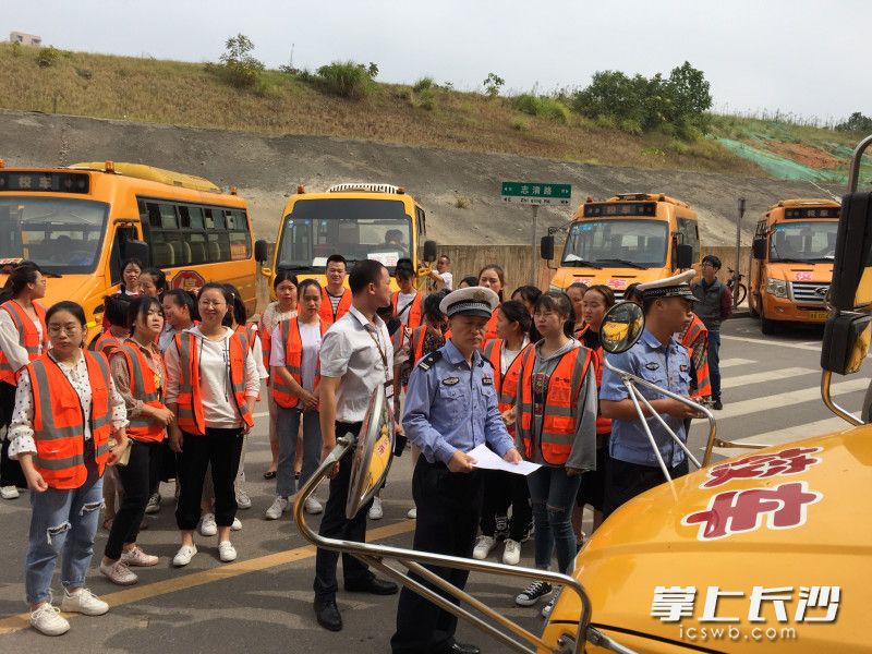 今日上午,天心区教育局联合天心区交警大队、天心区交通运输管理局,对全区校车进行全方位“体检”。图片均为长沙晚报记者 舒文 摄 今日上午,天心区教育局联合天心区交警大队、天心区交通运输管理局,对全区校车进行全方位“体检”。图片均为长沙晚报记者 舒文 摄
