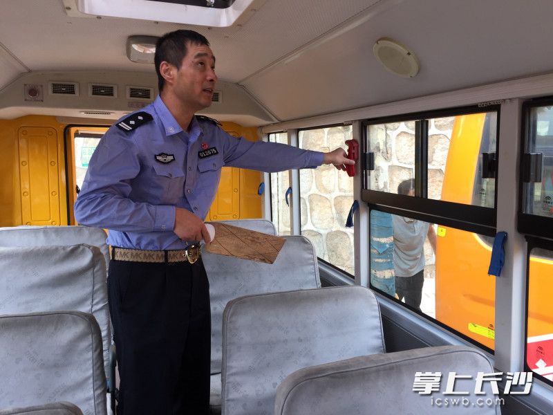 天心区交警大队民警逐一对校车进行仔细检查。 天心区交警大队民警逐一对校车进行仔细检查。