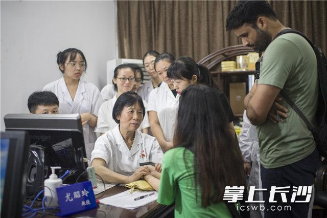 慕名而来的患者中包括不少外籍人士。9月11日,尤昭玲正在接诊一位来自巴基斯坦的女性患者,当天,她已看了13个国际号患者。长沙晚报全媒体记者 黄启晴 摄 慕名而来的患者中包括不少外籍人士。9月11日,尤昭玲正在接诊一位来自巴基斯坦的女性患者,当天,她已看了13个国际号患者。长沙晚报全媒体记者 黄启晴 摄