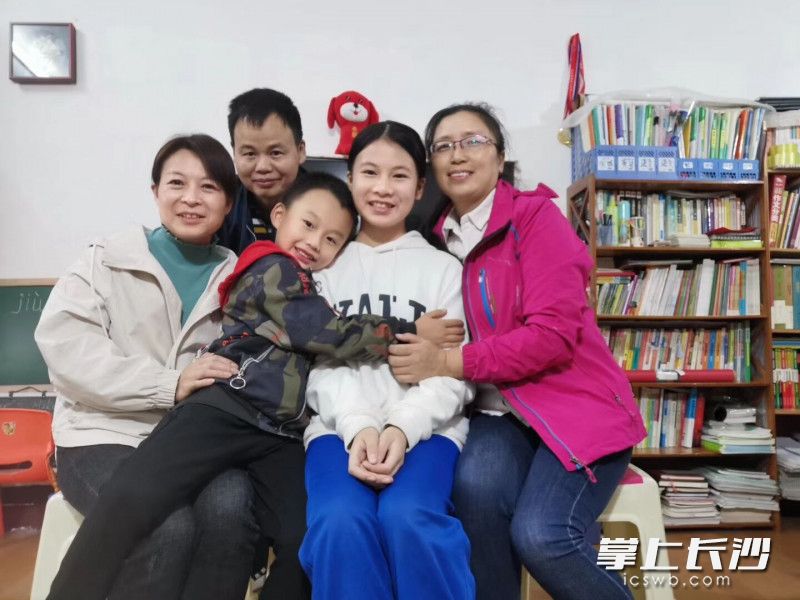陈海燕(右一)家访时与学生一家合影。均为受访者供图 陈海燕(右一)家访时与学生一家合影。均为受访者供图