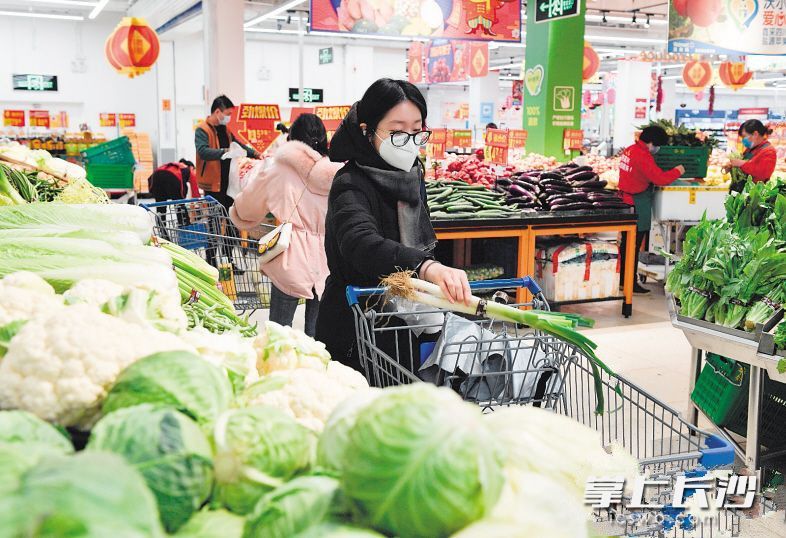在超市采购时注意尽量与人保持距离。 在超市采购时注意尽量与人保持距离。