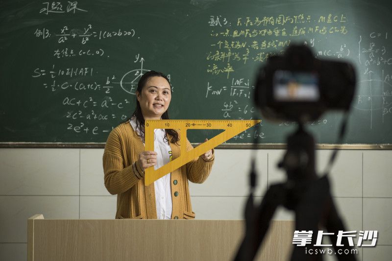 因为应届毕业生人数较多，明达中学今年春季的网上教学活动动手早、行动快，走在全省同类学校前列。图为明达中学数学老师陆江艳正在直播教学。图片均为长沙晚报记者 黄启晴 摄