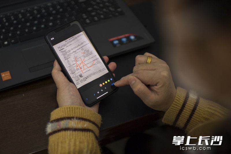 明达中学各学部在制定网课教学方案的时，把“既要‘育分’更要‘育人’”的理念贯穿其中。