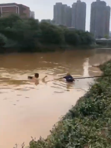 救人视频裁图。 救人视频裁图。