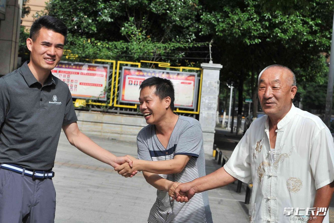 今日，曾在6月3日跳入圭塘河救上一名落水男孩的两位好人终于被找到。被救男孩的父亲（中），终于见到了危难之际跳入河中救上自己儿子的龙中欢（左一）和高富（右一）。长沙晚报全媒体记者 贺文兵 摄