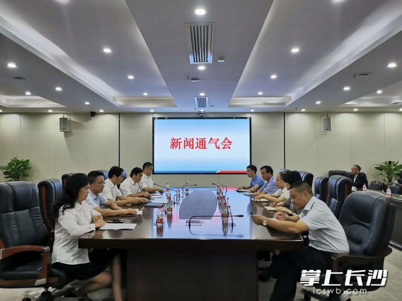 湖南省药监局今天召开新闻通气会，核发全省首张药品研制机构上市许可持有人《药品生产许可证》。  全媒体记者  周辉霞摄 