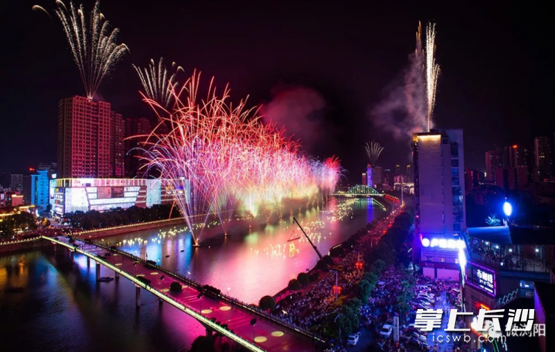 浏阳焰火大会已成国际焰火顶级大赛。陈伏明 摄 浏阳焰火大会已成国际焰火顶级大赛。陈伏明 摄