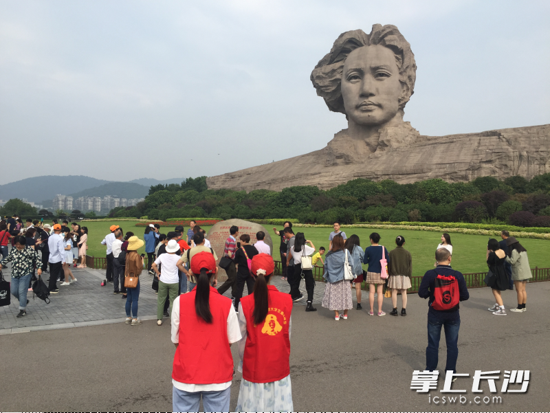 国庆假期首日,橘子洲头毛泽东青年艺术雕塑前,吸引了大批游客拍照打卡。全媒体记者 张洋子 摄 国庆假期首日,橘子洲头毛泽东青年艺术雕塑前,吸引了大批游客拍照打卡。全媒体记者 张洋子 摄