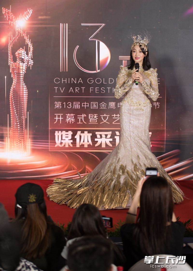 第13届金鹰节金鹰女神宋茜身穿绝美发光战袍亮相媒体采访间。