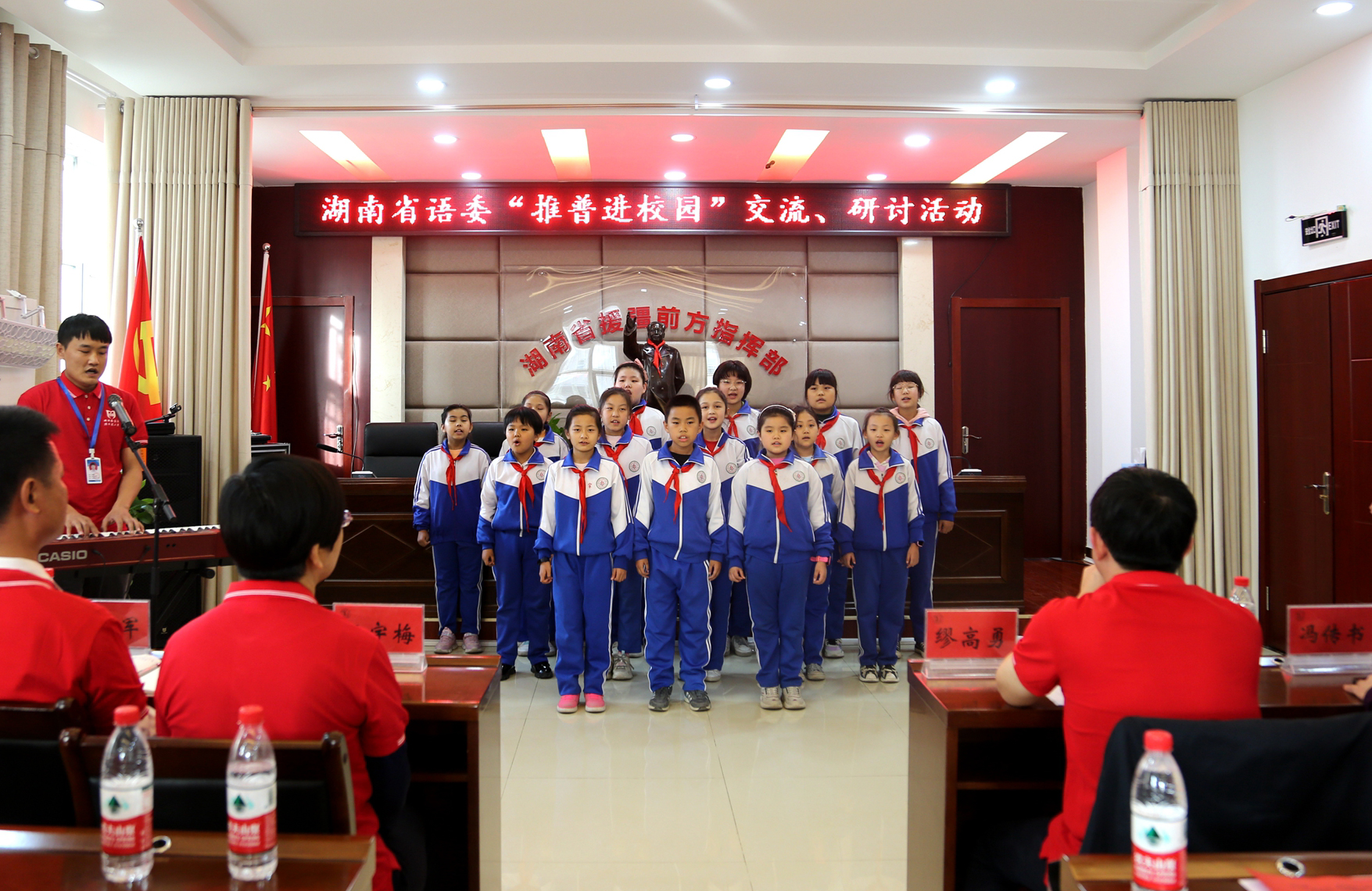 吐鲁番六小的同学们带来合唱《六小校歌》和集体朗诵《木兰辞》。 吐鲁番六小的同学们带来合唱《六小校歌》和集体朗诵《木兰辞》。