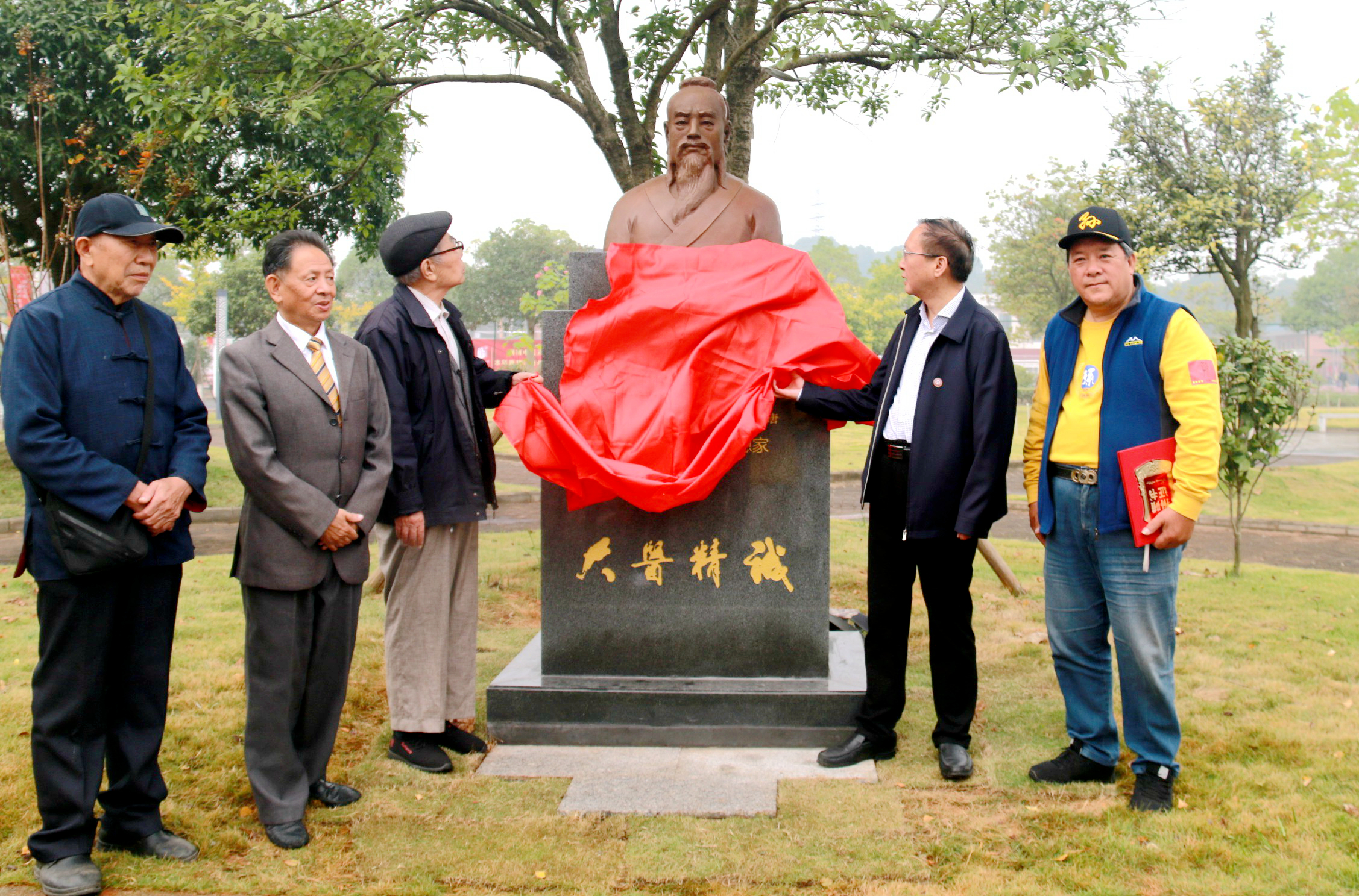 10月31日,孙思邈后人孙永旭先生为湖南中医药大学捐赠孙思邈铜像。 10月31日,孙思邈后人孙永旭先生为湖南中医药大学捐赠孙思邈铜像。