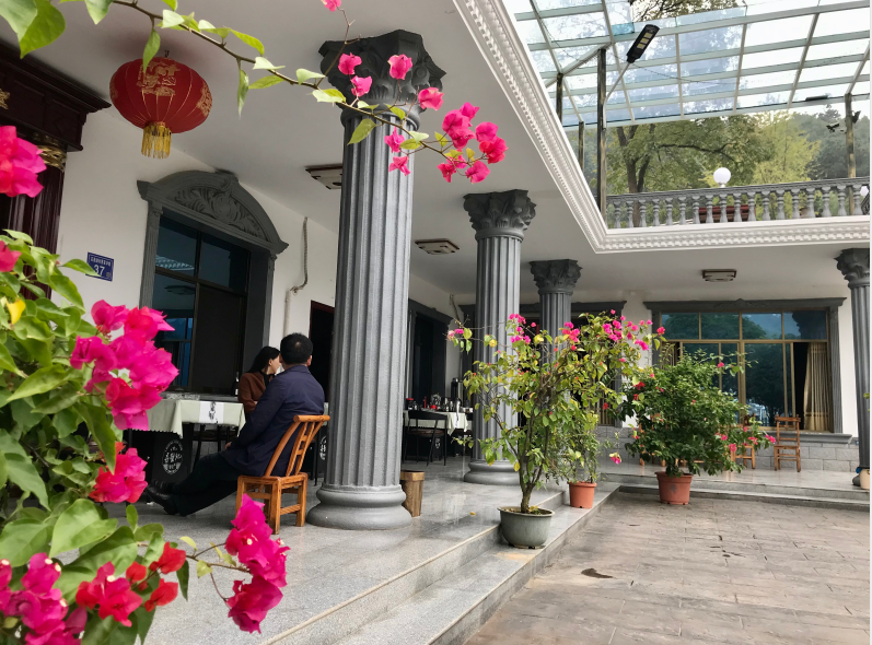 张永波所办的民宿门口花草摇曳,还有玻璃顶棚阳台。 长沙晚报全媒体记者 聂映荣 摄 张永波所办的民宿门口花草摇曳,还有玻璃顶棚阳台。 长沙晚报全媒体记者 聂映荣 摄