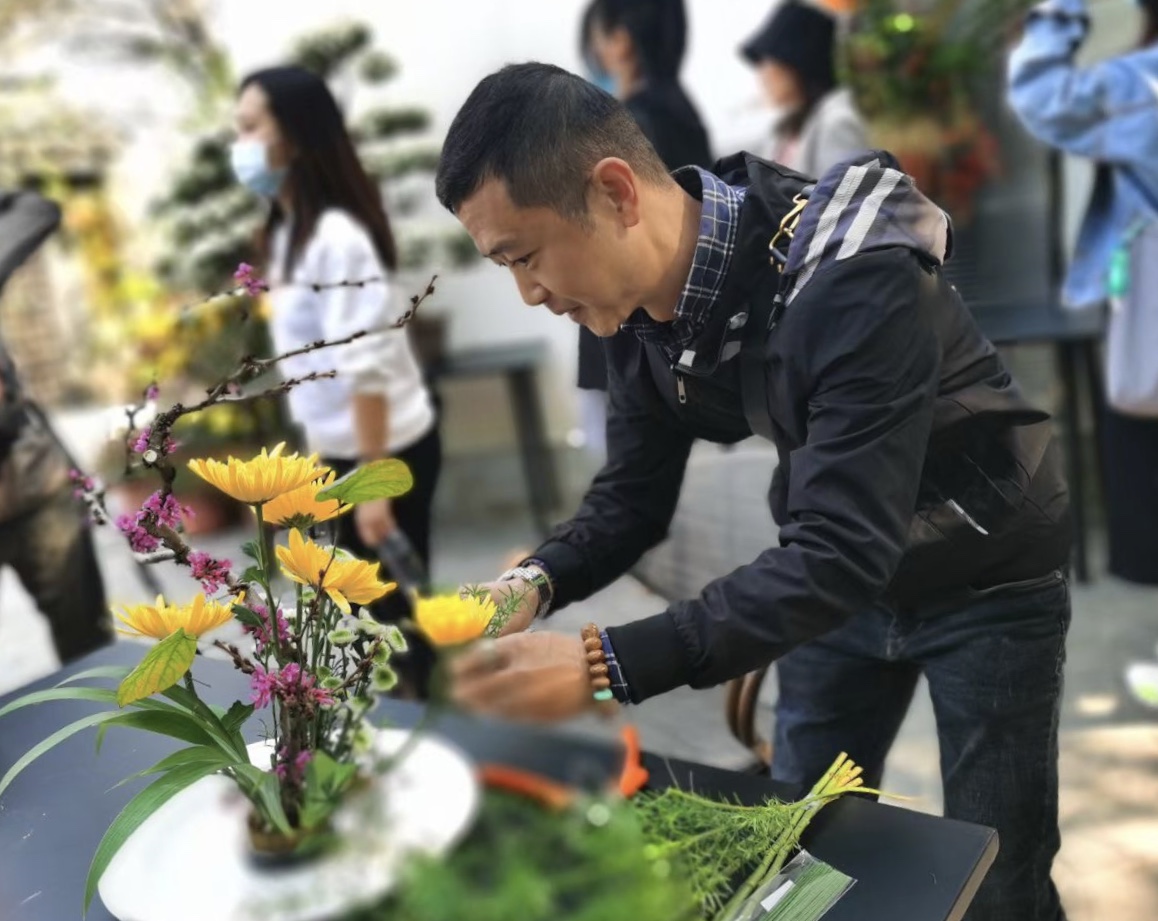 插花师王平正临场创作。通讯员 曾蓉 摄 插花师王平正临场创作。通讯员 曾蓉 摄