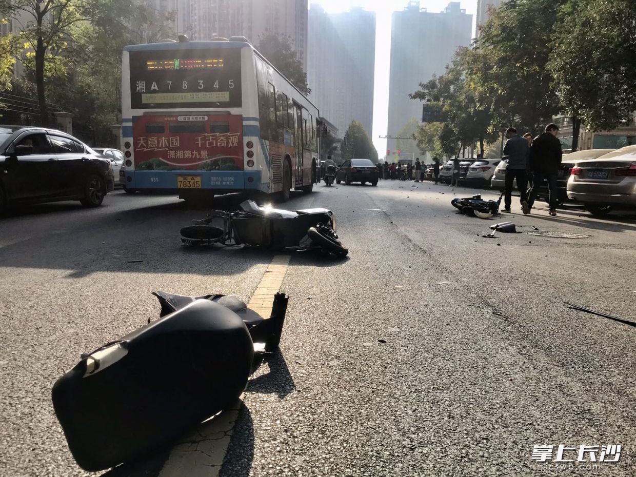 突发！两电动车相撞倒地，一小车避让不及造成1死2伤-桂林生活网新闻中心