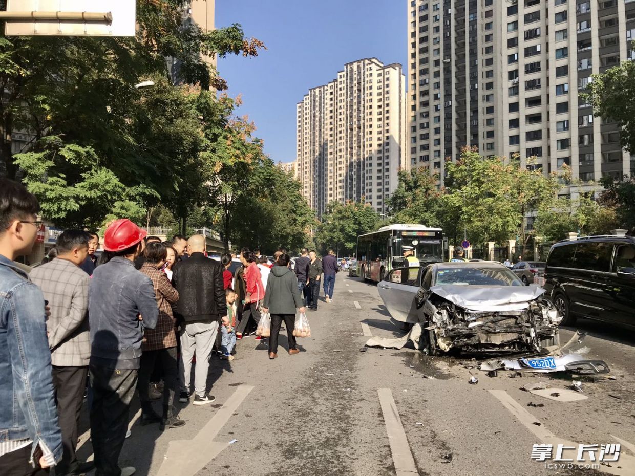 这辆涉事银色轿车车头受损严重。 长沙晚报全媒体记者 聂映荣 摄