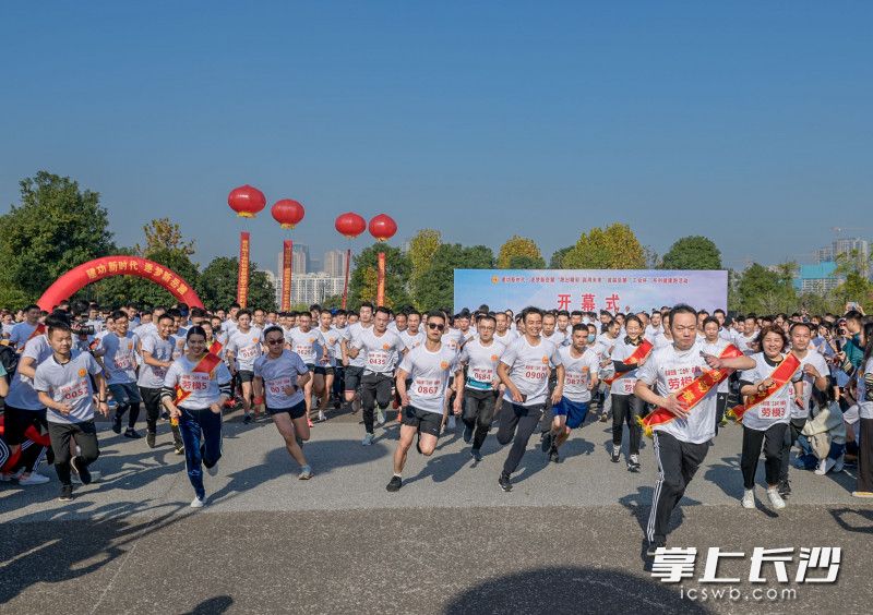 一声哨响,近千名参赛者在冬日暖阳下欢乐开跑长沙晚报全媒体记者 陈飞 摄01 一声哨响,近千名参赛者在冬日暖阳下欢乐开跑长沙晚报全媒体记者 陈飞 摄01