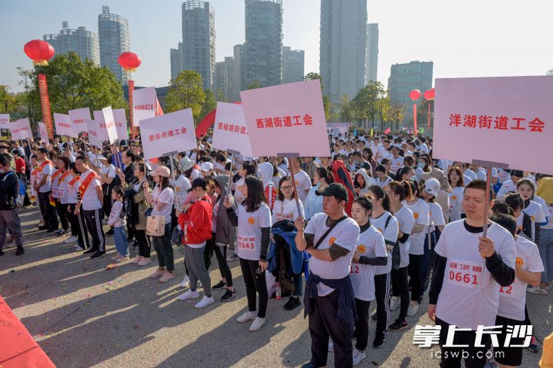 此次健康跑活动吸引了来自岳麓区17个街(镇)、3个行业工会、区直机关的26支参赛队伍近千名参赛队员参加比赛 长沙晚报全媒体记者 陈飞 摄 此次健康跑活动吸引了来自岳麓区17个街(镇)、3个行业工会、区直机关的26支参赛队伍近千名参赛队员参加比赛 长沙晚报全媒体记者 陈飞 摄