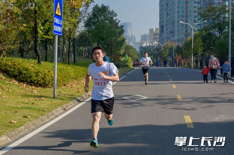 沿线处处是景,运动员们正好可以用奔跑的姿势,领略岳麓区的绮丽风光长沙晚报全媒体记者 陈飞 摄01 沿线处处是景,运动员们正好可以用奔跑的姿势,领略岳麓区的绮丽风光长沙晚报全媒体记者 陈飞 摄01