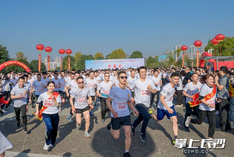 一声哨响,近千名参赛者在冬日暖阳下欢乐开跑长沙晚报全媒体记者 陈飞 摄02