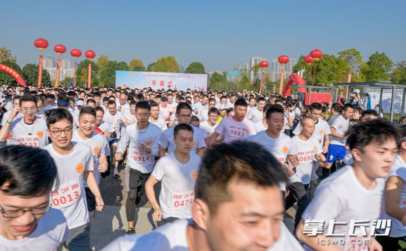 一声哨响,近千名参赛者在冬日暖阳下欢乐开跑长沙晚报全媒体记者 陈飞 摄03