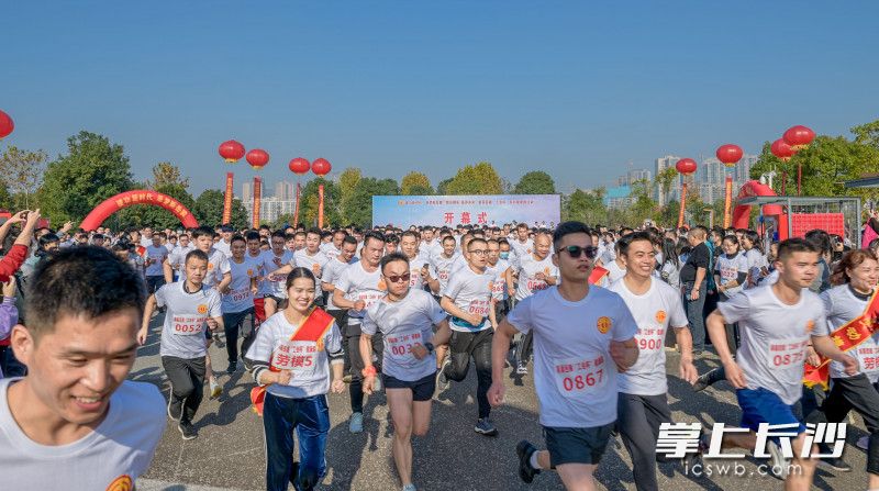 一声哨响,近千名参赛者在冬日暖阳下欢乐开跑长沙晚报全媒体记者 陈飞 摄04