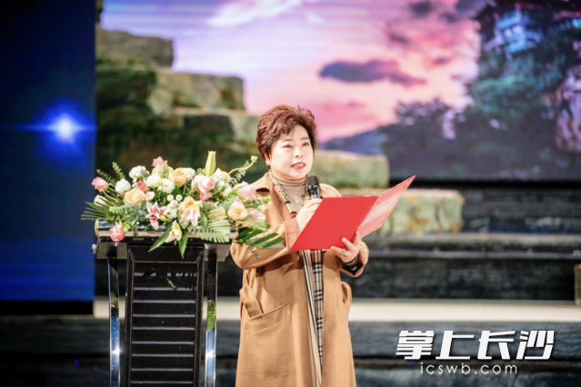湖南华夏投资集团董事长钟飞致辞。