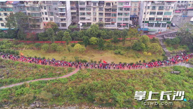 选手鱼贯而行。