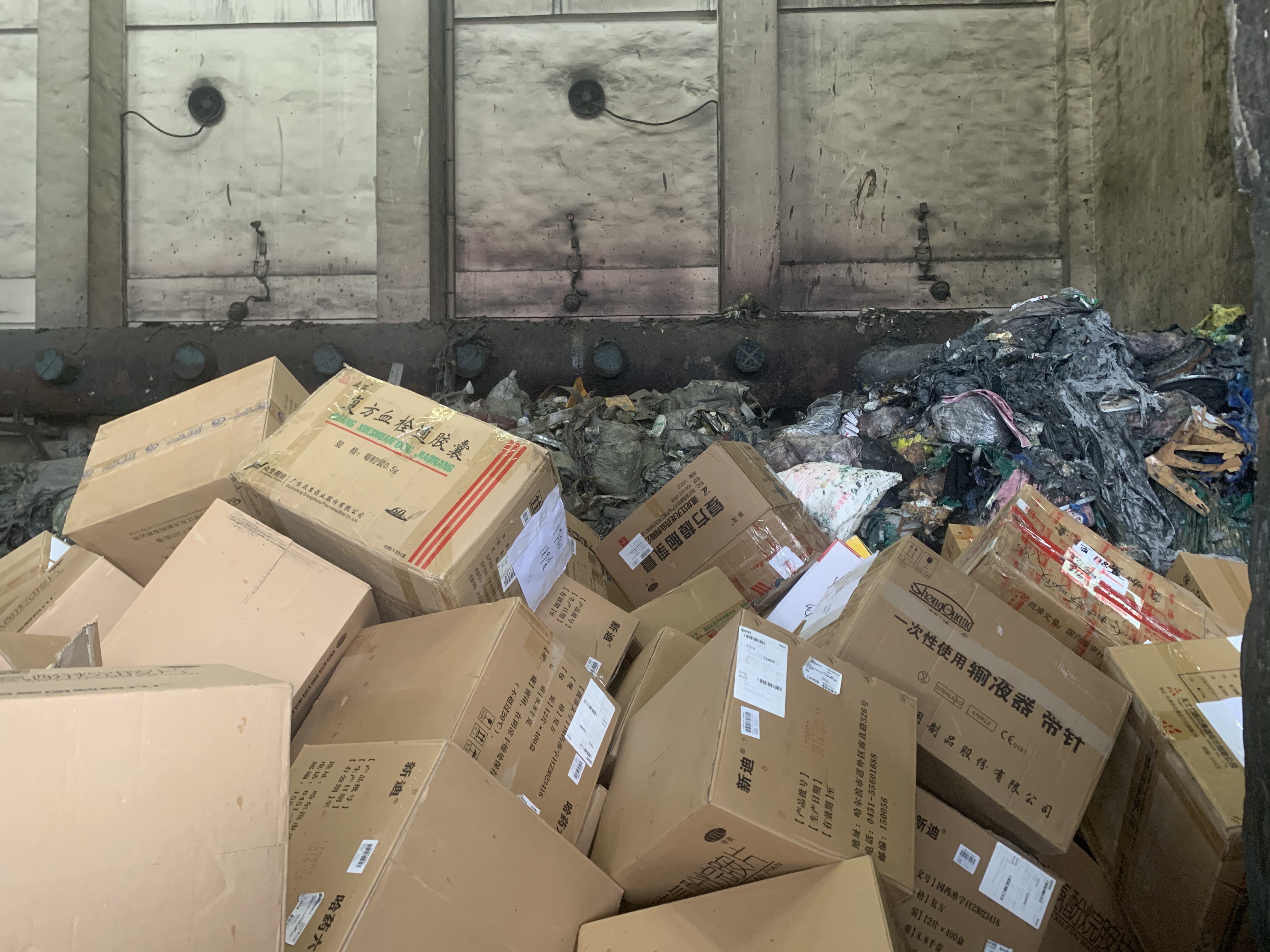 湖南省药监局今天集中销毁3000余个品规,货值3000余万元的问题药品。 长沙晚报通讯员 王曲波 摄 湖南省药监局今天集中销毁3000余个品规,货值3000余万元的问题药品。 长沙晚报通讯员 王曲波 摄