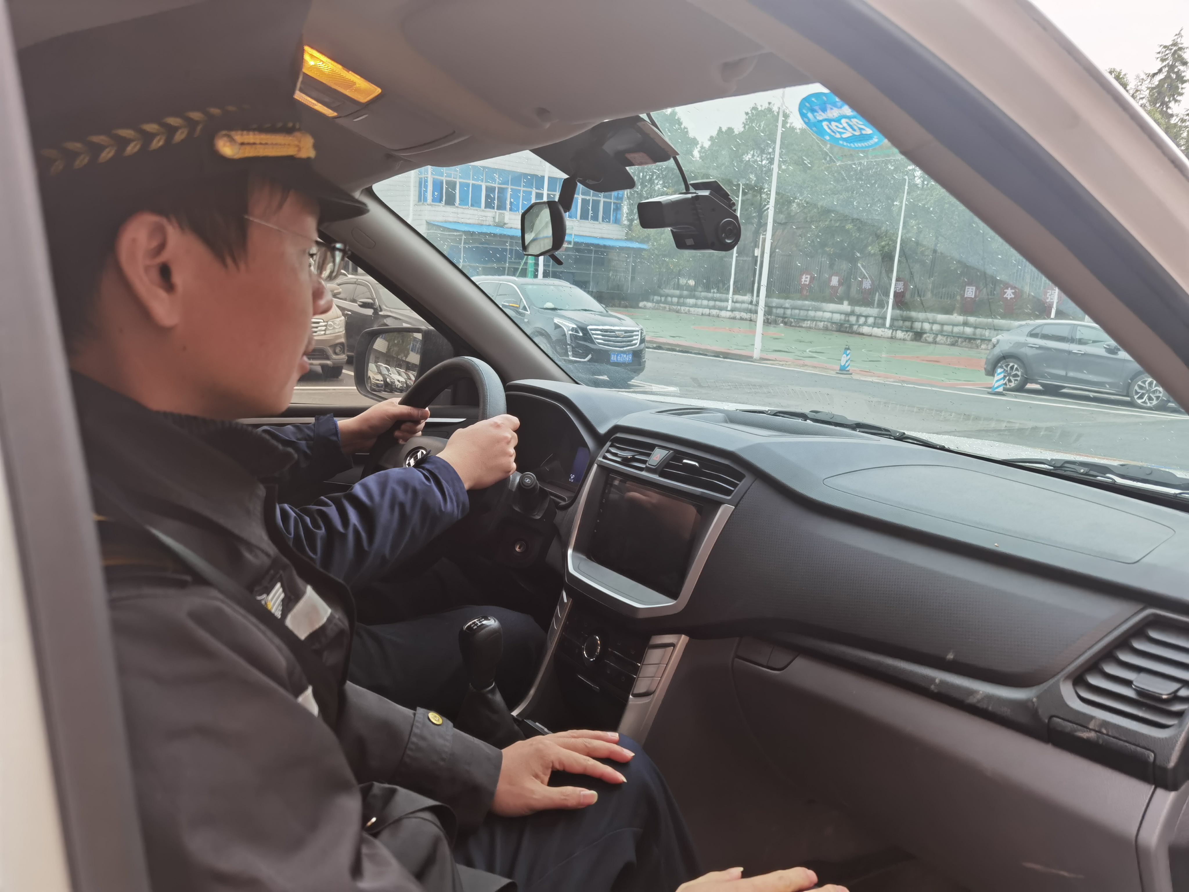 摄像头启用,执法车内影像尽收眼底。 摄像头启用,执法车内影像尽收眼底。