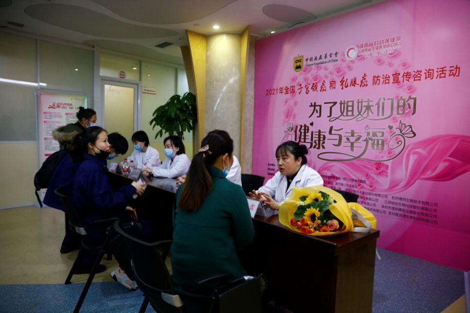 国际妇女节来临前夕,湖南省妇幼保健院关注女性健康,为城市低收入女性进行免费的乳腺癌、宫颈癌筛查。均为长沙晚报通讯员 韩旭 供图 国际妇女节来临前夕,湖南省妇幼保健院关注女性健康,为城市低收入女性进行免费的乳腺癌、宫颈癌筛查。均为长沙晚报通讯员 韩旭 供图