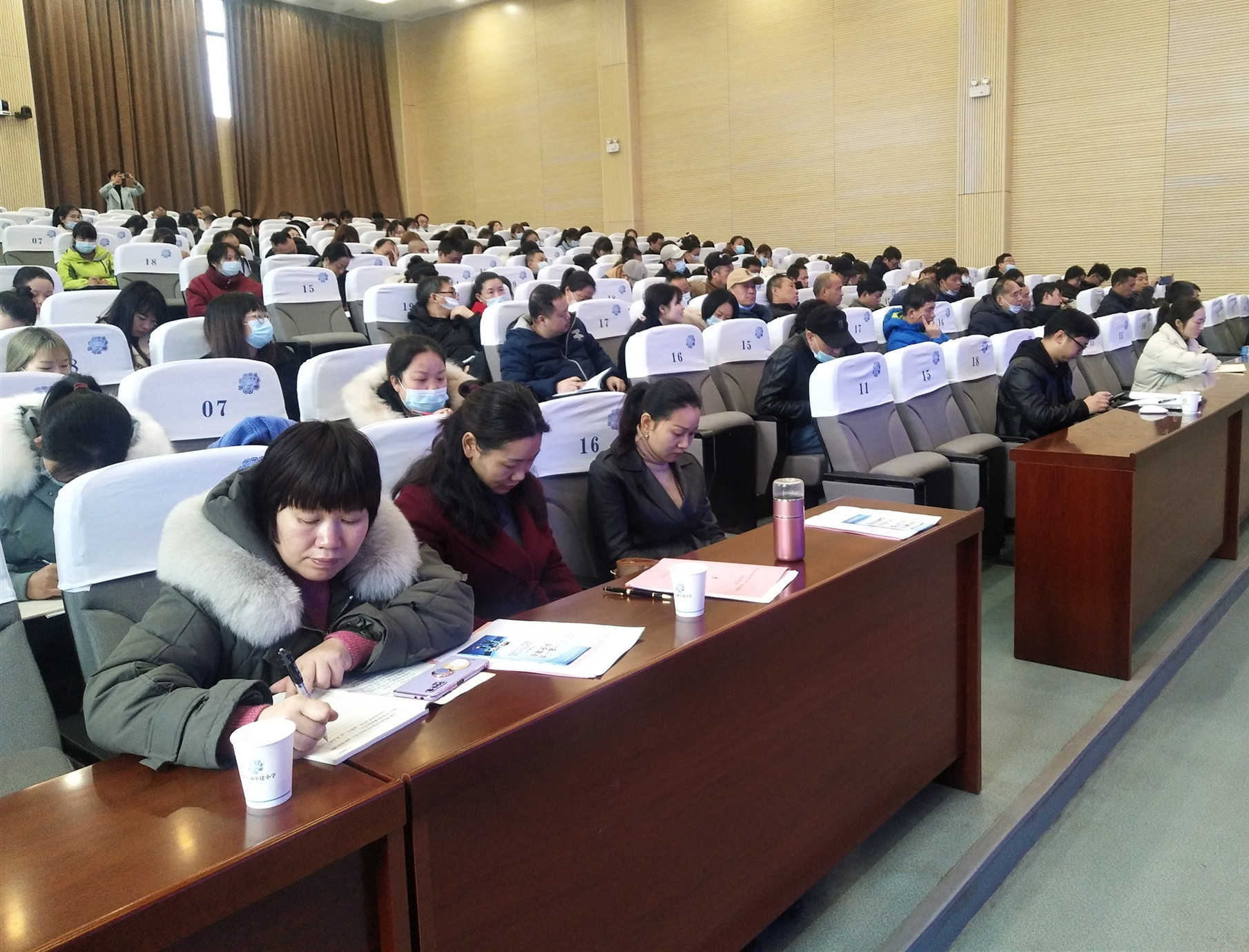 幼儿园园长、校车驾驶员和随车照管员参加校车安全培训。 幼儿园园长、校车驾驶员和随车照管员参加校车安全培训。