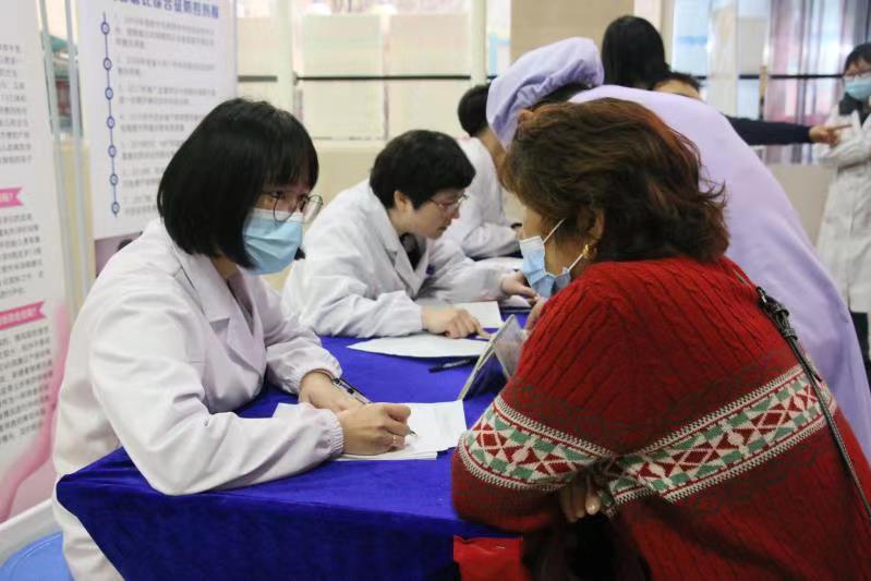 省妇幼医学遗传科专家们通过义诊、面对面咨询交流、发放健康教育宣传资料等方式为育龄夫妇解疑释惑。