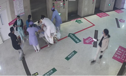 湖南省妇幼保健院急诊科医务人员从接诊到安全护送吴女士至手术室，仅仅用了6分钟，邹雯医生更是跪趴在平车上，一手托起胎儿足部。医院供图