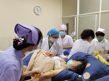 医生们果断处置，一边消毒并给宝宝断脐、清理呼吸道，一边安抚产妇。均为医院供图