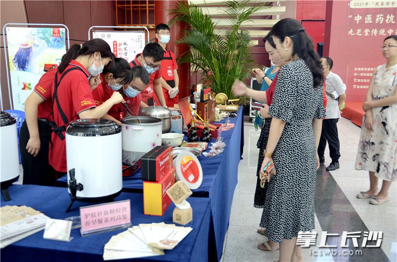 启动仪式现场的驴胶补血颗粒营养早餐品鉴,吸引市民关注。 启动仪式现场的驴胶补血颗粒营养早餐品鉴,吸引市民关注。