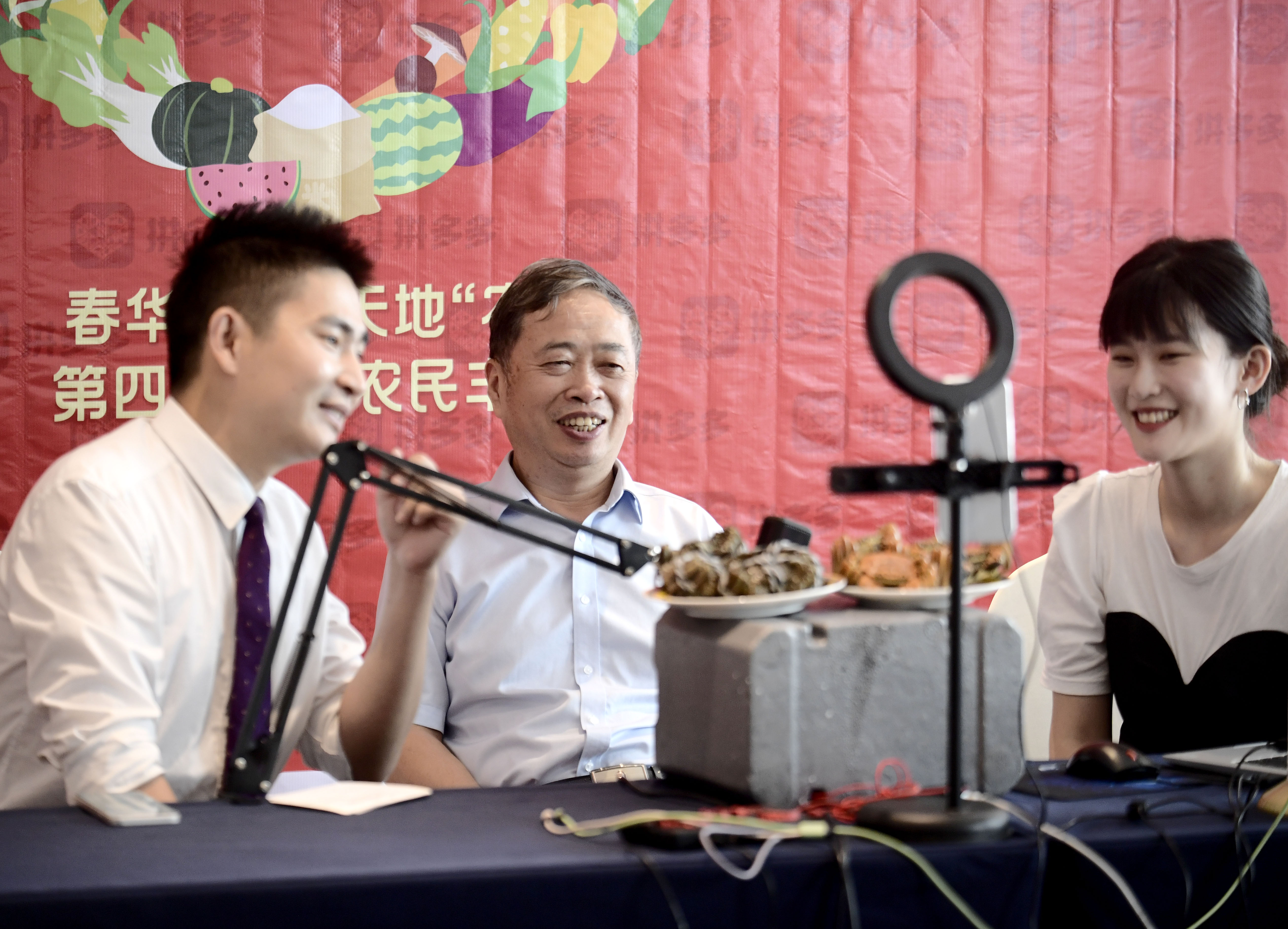 ▲9月13日,淮安市商务局副局长江汉聪做客拼多多直播间,为42万网友推介洪泽湖大闸蟹。 ▲9月13日,淮安市商务局副局长江汉聪做客拼多多直播间,为42万网友推介洪泽湖大闸蟹。