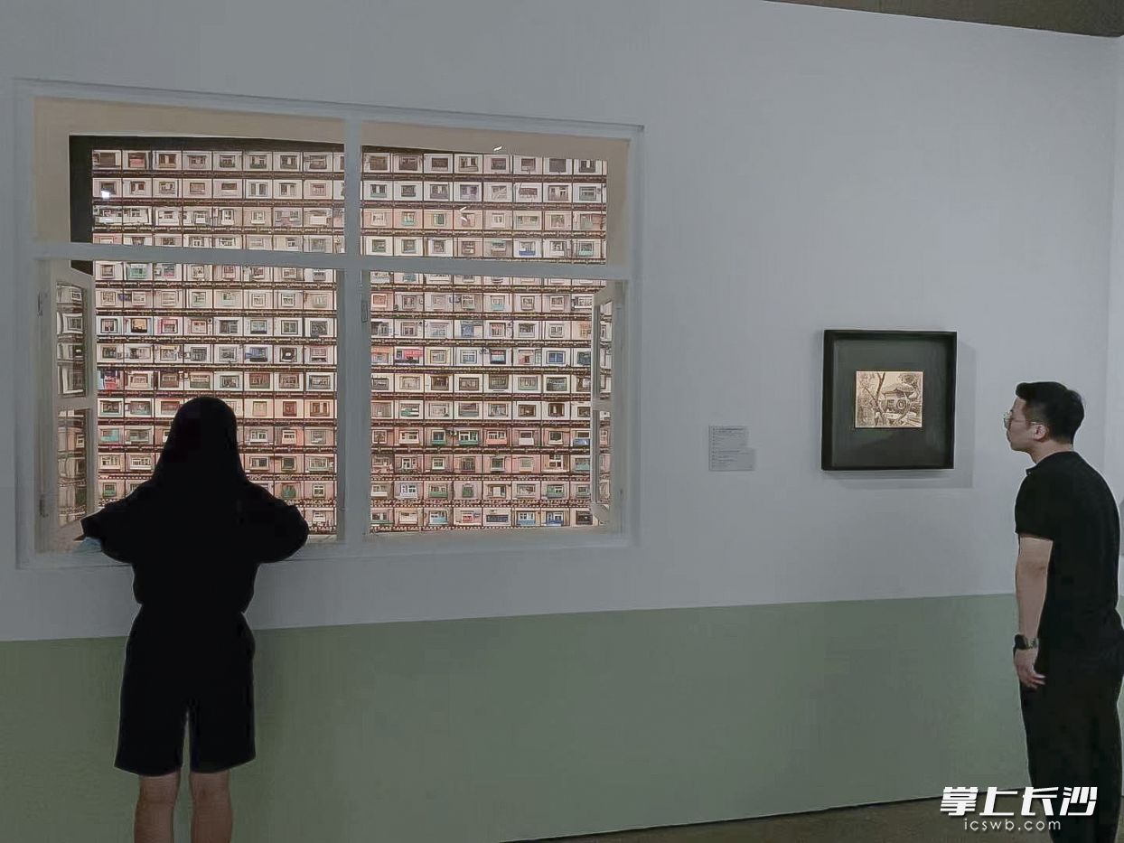 嘉宾观展。