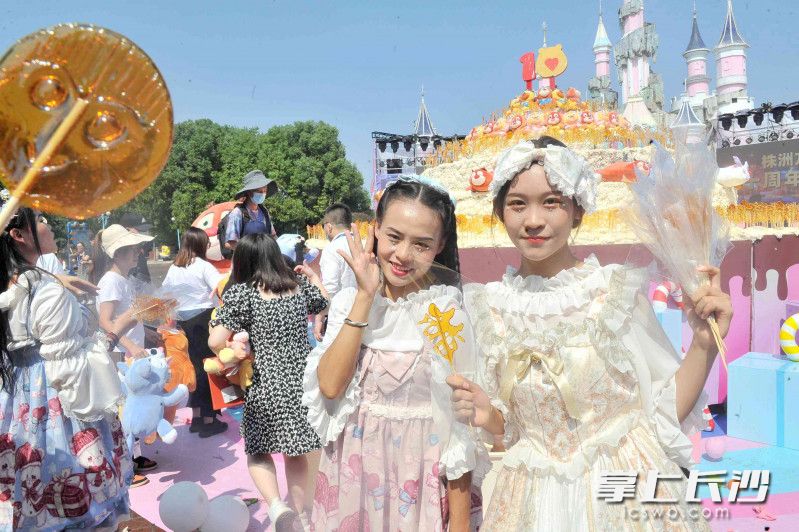 两位长沙小姐姐在巨型蛋糕前打卡拍照。 均为长沙晚报全媒体记者贺文兵摄 两位长沙小姐姐在巨型蛋糕前打卡拍照。 均为长沙晚报全媒体记者贺文兵摄