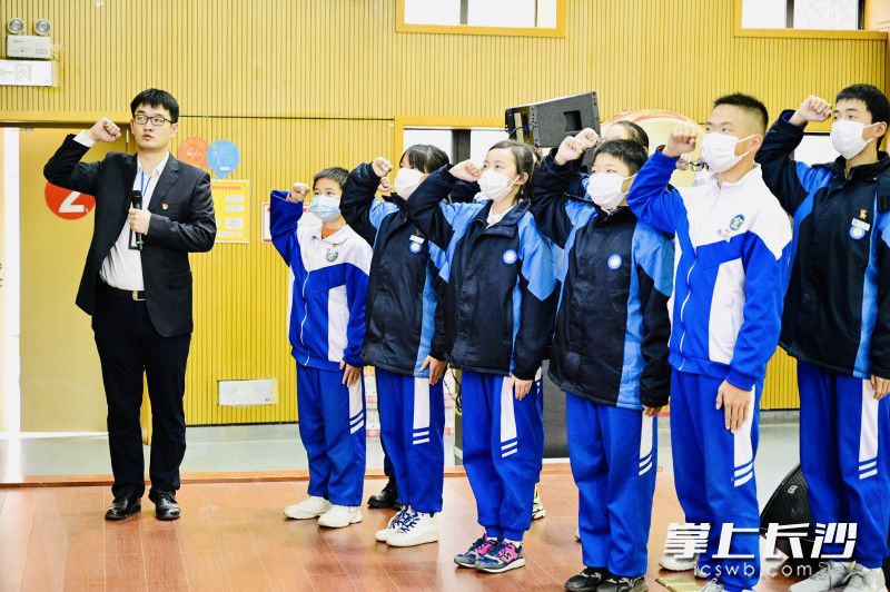 师生们集体宣誓,让烟草和电子烟危害远离校园。 长沙晚报全媒体记者 李卓 摄 师生们集体宣誓,让烟草和电子烟危害远离校园。 长沙晚报全媒体记者 李卓 摄