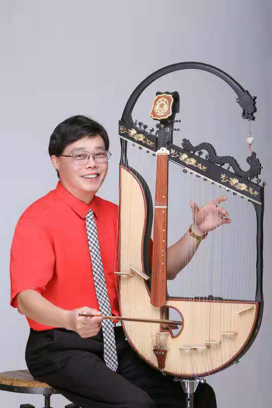 文正球演奏文琴。 文正球演奏文琴。
