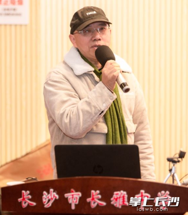 中国书法家协会会员、湖南省甲骨文学会理事周桂华为学生传授甲骨文书写特点、章法等。 中国书法家协会会员、湖南省甲骨文学会理事周桂华为学生传授甲骨文书写特点、章法等。