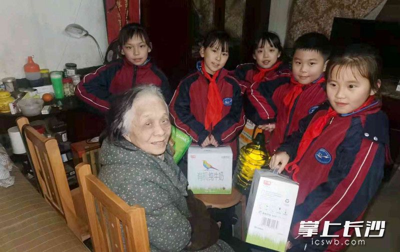 孩子们为周奶奶送上了牛奶、米油等过年礼品。通讯员 左文娟 摄 孩子们为周奶奶送上了牛奶、米油等过年礼品。通讯员 左文娟 摄