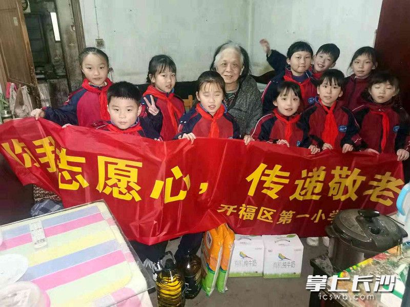 送祝福行动让困难老人感受到亲情和温暖。通讯员 左文娟 摄 送祝福行动让困难老人感受到亲情和温暖。通讯员 左文娟 摄